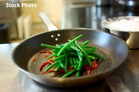 00457168-Green-beans-and-pepper-in-the-hotel-kitchen-Chateau-Mcely-Czech-Republic