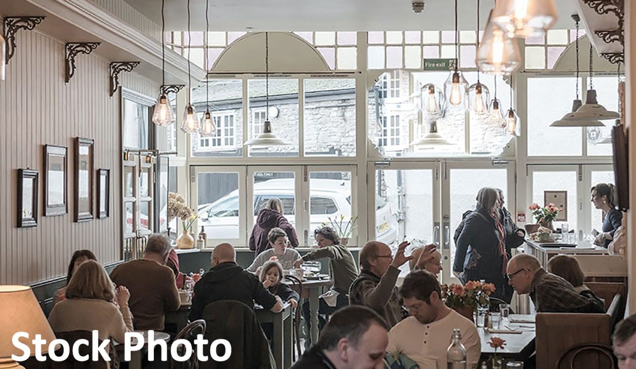 busy-restaurant-interior-Bistro-Lotte-850x600