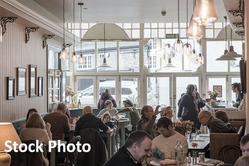 busy-restaurant-interior-Bistro-Lotte-850x600