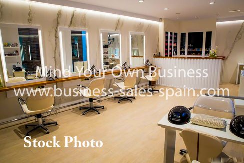 interior-peluqueria-denia-the-reference-studio-766x511
