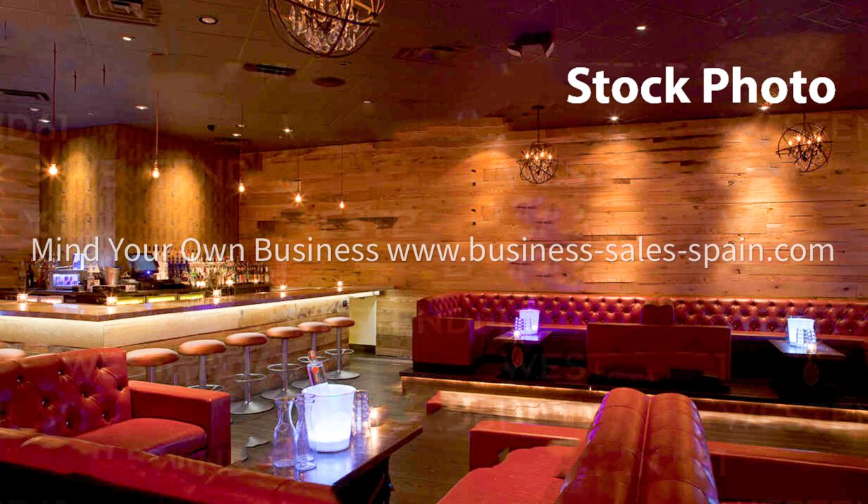 tables-and-booths-in-empty-nightclub-BLEF13731