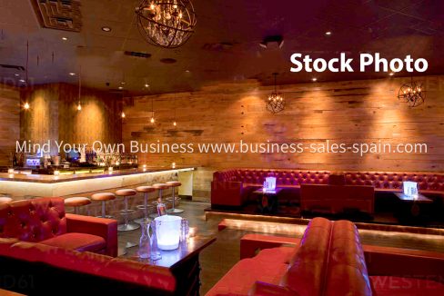 tables-and-booths-in-empty-nightclub-BLEF13731