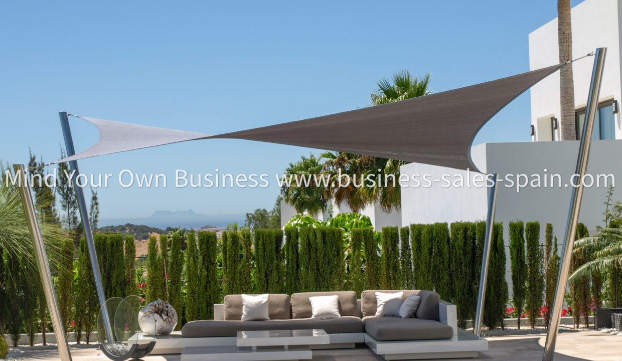 Platinum sail with stainless steel posts