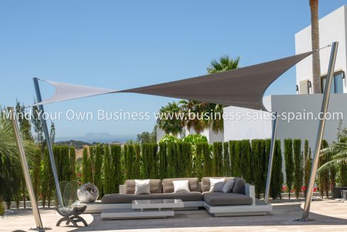 Platinum sail with stainless steel posts