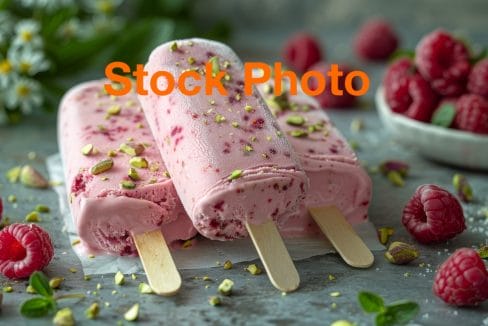 3. Aardbei vecteezy_ai-generated-two-pieces-of-ice-cream-on-cutting-board_43162745 copy