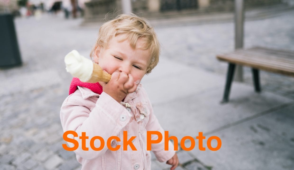 4. kind ijs vecteezy_little-girl-eating-ice-cream_10636069 copy