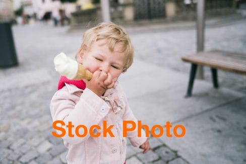 4. kind ijs vecteezy_little-girl-eating-ice-cream_10636069 copy